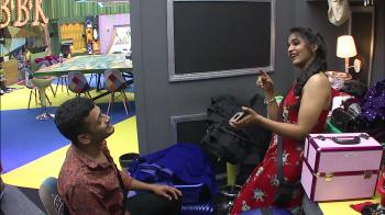 jiocinema - Divya applies make-up on Aravind