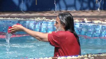 jiocinema - Highlights Day 14: Om Swami Ji takes a dip
