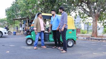 jiocinema - Vedh-Gaurav notice the auto