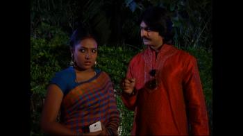 jiocinema - Sanjay returns the bangles to Bhumika