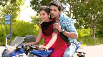 jiocinema - Dhruva teaches Kaveri to ride a bike