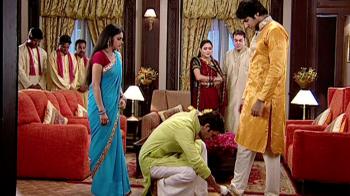 jiocinema - Vijay washes Deepak's feet