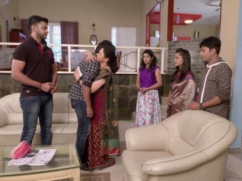 jiocinema - Shakuntala asks Akshay to return home