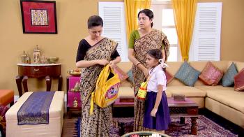 jiocinema - Surekha checks Jhumur's bag