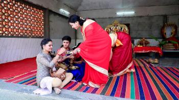 jiocinema - Shravani notices Anika's Mangalsutra