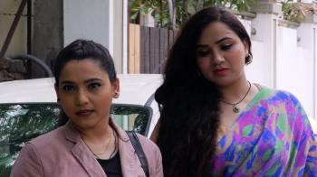 jiocinema - Priyanka and Devashi walk to the office