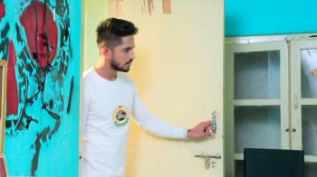 jiocinema - Vijay breaks into Daniel's shop