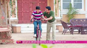 jiocinema - Alok teaches Amol to ride a bicycle