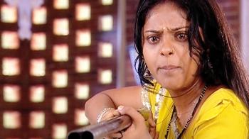 jiocinema - Ammu holds Vijay at gunpoint