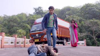 jiocinema - Rishi comes to Tanuja's rescue