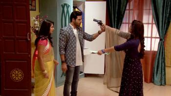 jiocinema - Chakor holds Suraj at gunpoint!