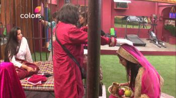 jiocinema - Highlights Day 4: Mona pokes Priyanka again!