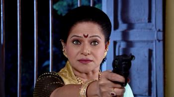 jiocinema - Nirmala kills Chaluki's kidnapper