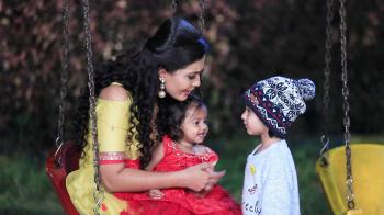 jiocinema - Shruthi plays with her kids
