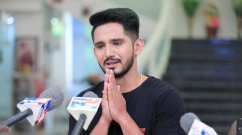jiocinema - Vijay calls a press meeting