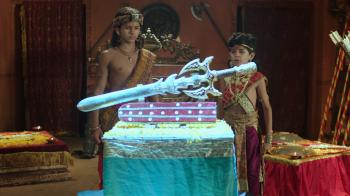 jiocinema - Ashoka gets attracted to a sword