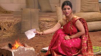 jiocinema - Sankar tries to destroy Thapki's last letter!