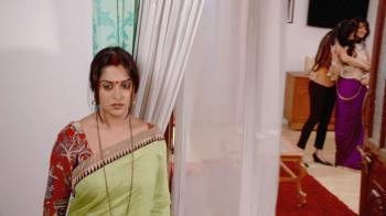 jiocinema - Simar eavesdrops on Khushi and Anjali's plan