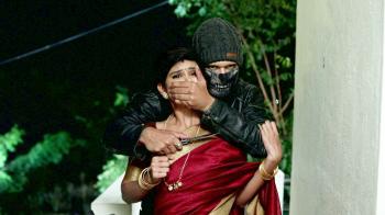jiocinema - Dheeraj holds Shravani hostage!