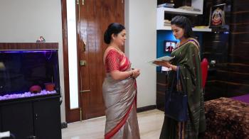 jiocinema - Bhuvi receives a concealed envelope!