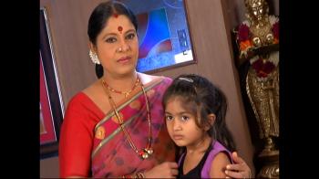 jiocinema - Sanjay gifts anklets for Bhumika