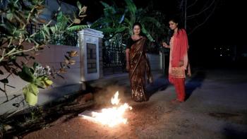 jiocinema - Sharada burns Kaveri's journal!