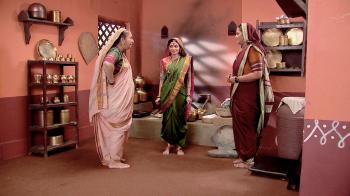 jiocinema - Aatyaajji orders Malsabai and Dwarka to do chores!