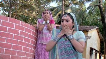 jiocinema - Rukhi and Savli are terrified