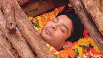 jiocinema - Anandi attends Shiv's funeral