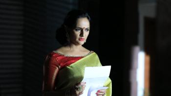 jiocinema - Madhavi finds Vikram's letter!