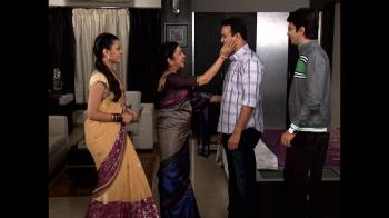 jiocinema - Raghu gives a gift to Ankita
