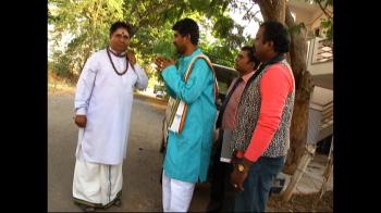 jiocinema - Bhumika offers liquor to Sanjay