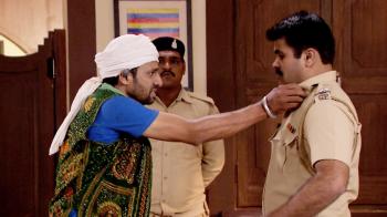 jiocinema - Dundabha attacks the officer on duty
