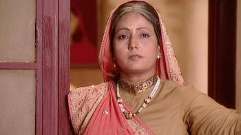 jiocinema - Vijay's mother gets rid of Ammu's things