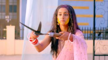 jiocinema - Niyati threatens her folks with a shear