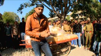 jiocinema - Bhajji sells snacks for a cause