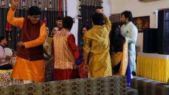jiocinema - Parikh family dances together