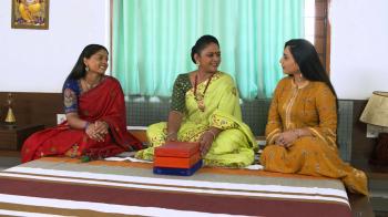 jiocinema - Suvarna gives Rashi and Priyanka ornaments