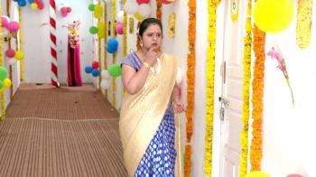 jiocinema - Sukanya attempts to open Bangari's room