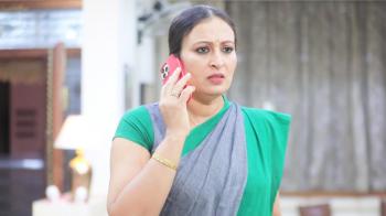 jiocinema - Nandini tries to alert Rajeev