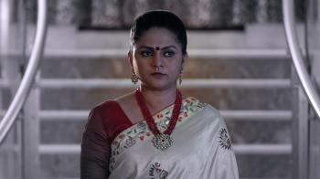 jiocinema - Chhaya asks Suvarna to talk to Raashi